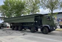 Panzerschnellbrücke Leguan auf Tatra-Phoenix10x10-Lkw.