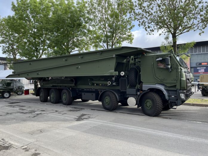 Panzerschnellbrücke Leguan auf Tatra-Phoenix10x10-Lkw.