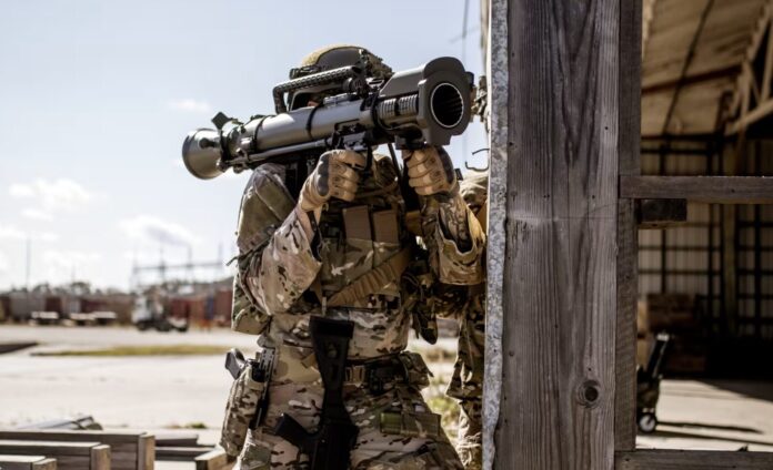 Die Carl Gustaf M4 ist die modernste Version der seit Jahrzehnten gefertigten Waffe und laut Herstellerangaben mit 6,6 kg Gewicht auch die leichteste Ausführung der Serie.
