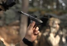 Trotz des geringen Gewichtes ist die Black Hornet 4 fast doppelt so groß und schwer wie das Vorgängermodell Black Hornet 3.