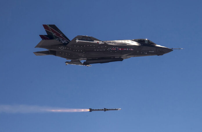 AIM-120D-3 Luft-Luft-Flugkörper verschossen von einer F-35.