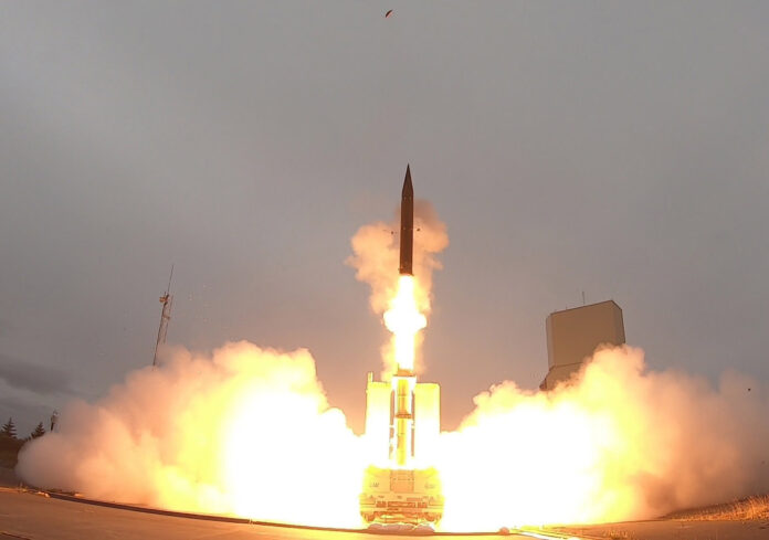 Start einer Arrow 3 Rakete.