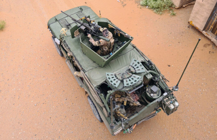 Kürzlich veröffentlichte Bilder der Bundeswehr von der Erprobung des Aufklärungs- und Gefechtsfahrzeuges 2 geben einen Einblick in die bisher unbekannte bzw. unbestätigte Missionsausstattung der zukünftigen Fahrzeuge des Kommando Spezialkräfte.