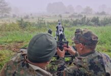 Heimatschutzkräfte bei der Schießausbildungen mit dem MG auf Erdziellafette.