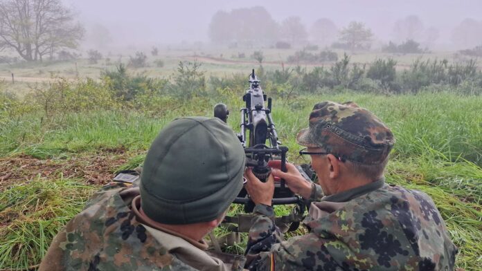 Heimatschutzkräfte bei der Schießausbildungen mit dem MG auf Erdziellafette.