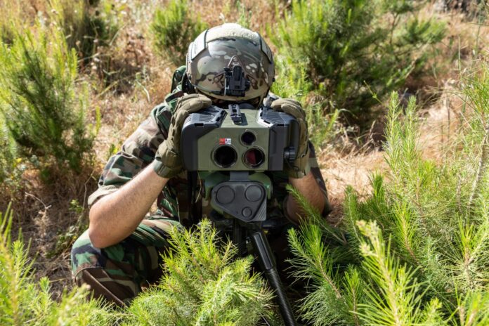Das Unternehmen Elbit Systems Deutschland hat nach eigenen Angaben Ende November 2024 mit der planmäßigen Auslieferung neuer Laserzielmarkierer vom Typ Rattler XR an die Bundeswehr begonnen.