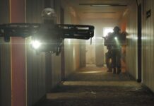 Die als Precision Strike Indoor & Outdoor (PSIO) sUAS bezeichnete Drohne kann auch innerhalb von Gebäuden eingesetzt werden.