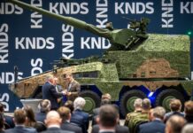 Übergabe der ersten Radhaubitze RCH 155 an die Ukraine.