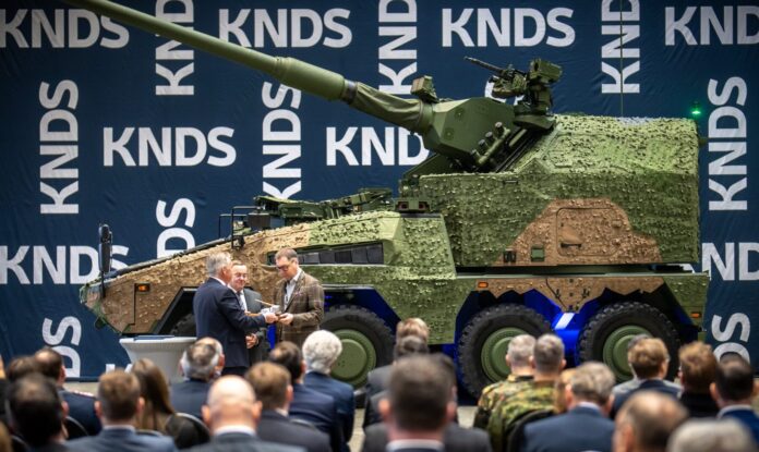 Übergabe der ersten Radhaubitze RCH 155 an die Ukraine.