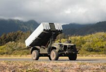 Das ROGUE-Fahrzeug basiert auf dem JLTV-Fahrgestell und -Fahrwerk, wobei die Kabine entfernt und am Heck der Plattform eine Abschussvorrichtung für die Naval Strike Missiles montiert wurde, die zusammen das NMESIS bilden - das Navy/Marine Corps Expeditionary Ship Interdiction System.