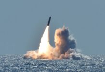 Atomwaffeneinsatz: Start einer Trident II D5-Rakete vom ballistischen Raketen-U-Boot USS Nebraska der Ohio-Klasse.