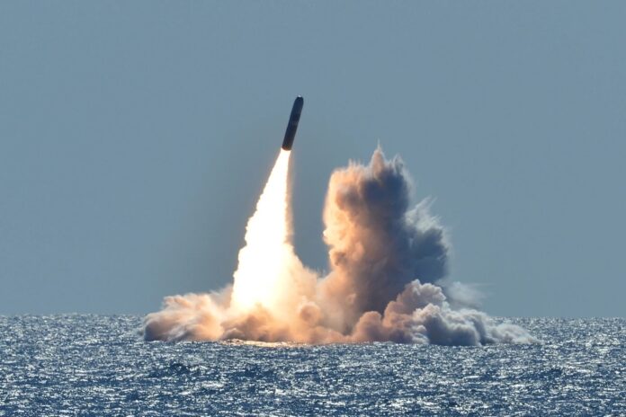 Atomwaffeneinsatz: Start einer Trident II D5-Rakete vom ballistischen Raketen-U-Boot USS Nebraska der Ohio-Klasse.