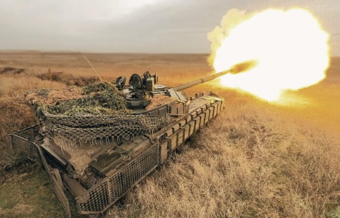 Ukrainischer Kampfpanzer mit Käfigpanzerung und Reaktivschutz