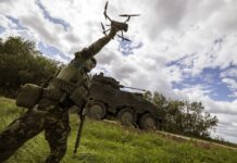 Litauen beabsichtigt, bis 2030 eine voll einsatzfähige Infanteriedivision aufzustellen und wird unter anderem dafür die Verteidigungsausgaben in den Jahren 2026 bis 2030 auf 5 bis 6 Prozent des Bruttoinlandsprodukts (BIP) erhöhen.