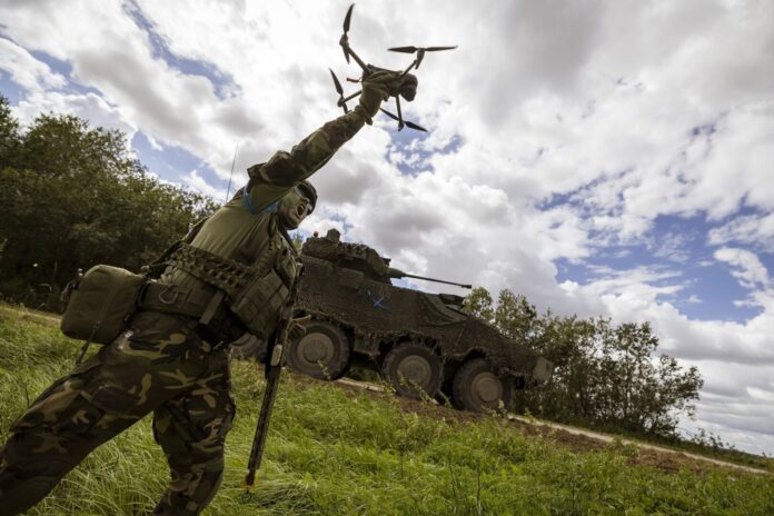 Litauen beabsichtigt, bis 2030 eine voll einsatzfähige Infanteriedivision aufzustellen und wird unter anderem dafür die Verteidigungsausgaben in den Jahren 2026 bis 2030 auf 5 bis 6 Prozent des Bruttoinlandsprodukts (BIP) erhöhen.