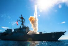 Zerstörer der U.S. Navy startet einen SM-2-Flugkörper.