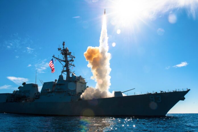Zerstörer der U.S. Navy startet einen SM-2-Flugkörper.