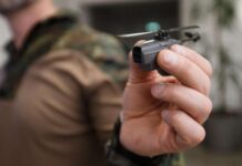 Ein Soldat hält die Nanodrohne vom Typ Black Hornet in der Hand.
