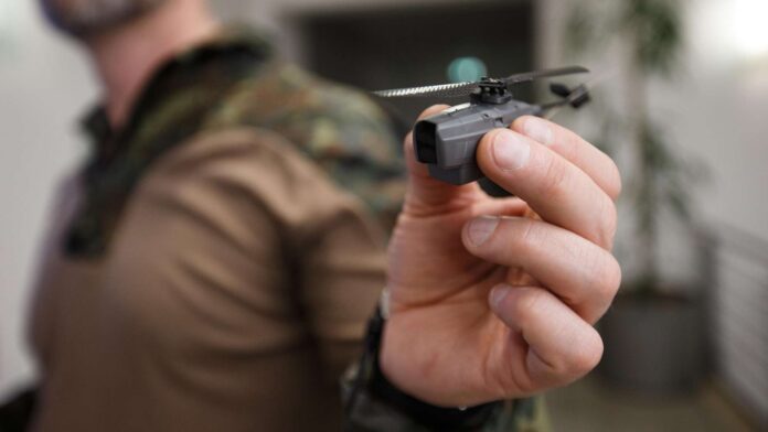 Ein Soldat hält die Nanodrohne vom Typ Black Hornet in der Hand.
