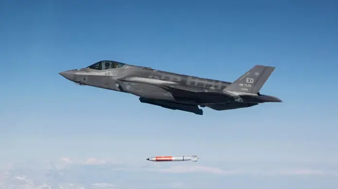 F-35 beim Abwurft einer B61-Atombombe