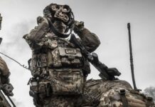 KSK Soldat mit Schutzweste Spezialkräfte modular