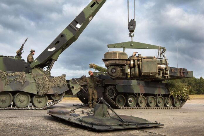 Bergepanzer Büffel zieht MB 873 Triebwerk des Leopard 2 Kampfpanzers