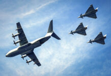 Ein Transportflugzeug Airbus A400M und die Kampfflugzeuge Eurofighter_Bild