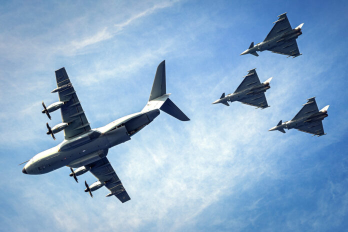 Ein Transportflugzeug Airbus A400M und die Kampfflugzeuge Eurofighter_Bild