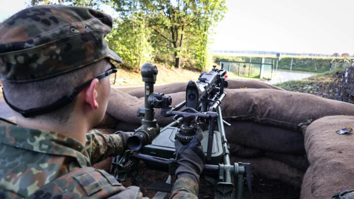 Absicherung einer Einfahrt mit MG3 auf Feldlafette