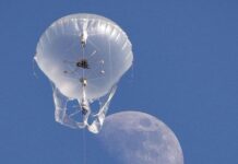Aerostat mit Relaisstation und Abfangdrohne.