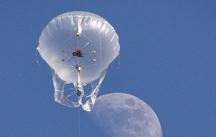 Aerostat mit Relaisstation und Abfangdrohne.