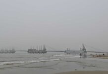 Chinesische Schwimmbrücken am Strand von Nansan im März 2025.