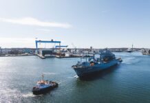 Der Einsatzgruppenversorger Bonn mit einem Schlepper in Kiel.