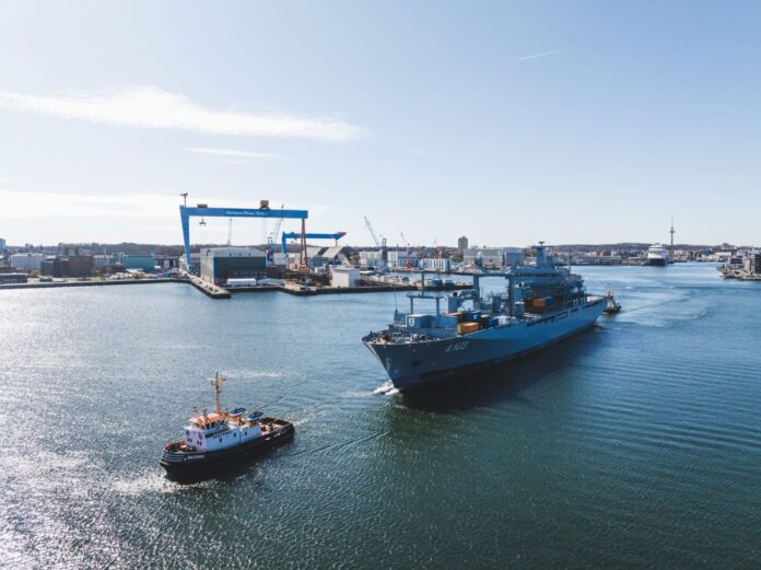 Der Einsatzgruppenversorger Bonn mit einem Schlepper in Kiel.
