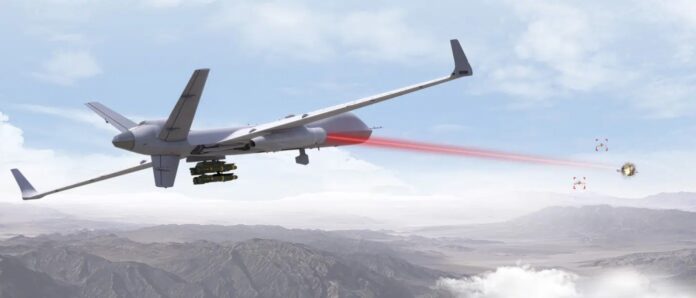 Eine MQ-9B Drohne mit Laserbewaffnung zur Drohnenabwehr.