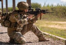 Niederländischer Soldat mit Sturmgewehr Colt C7