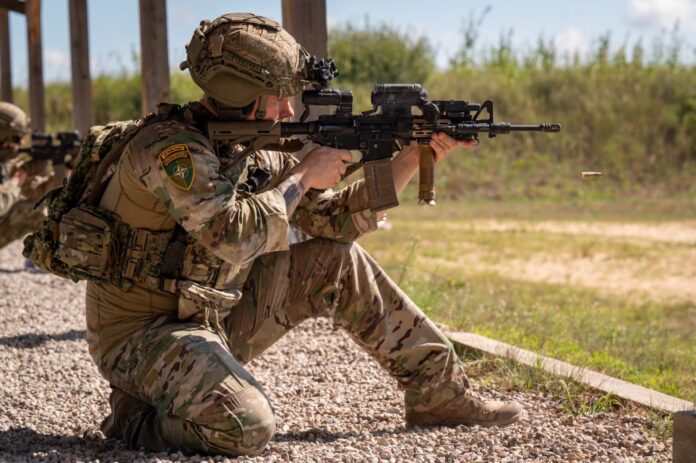 Niederländischer Soldat mit Sturmgewehr Colt C7