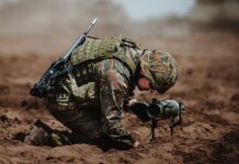 Soldat beim Verlegen einer Panzerabwehrrichtmine DM 22