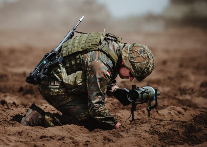Soldat beim Verlegen einer Panzerabwehrrichtmine DM 22