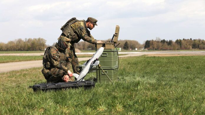 Bundeswehrsoldaten beim Einsatz einer Jagddrohne
