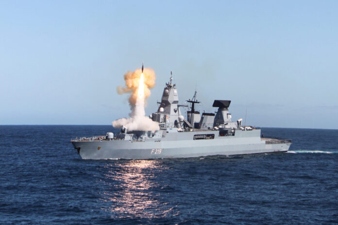 Nach der Fehlzündung eines Flugkörpers im Juni 2018 wurde die Fregatte „Sachsen” Ende 2023 mit einer Variante des Vertical Launch Systems Mk 41 in der Strike-Variante nachgerüstet. Somit wäre sie theoretisch als Trägerplattform für den Tomahawk geeignet