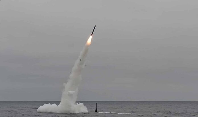 Symbolbild eines U-Boot-gestützten Einsatzes des Tomahawk-Marschflugkörpers.