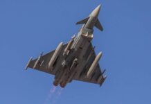 Eurofighter der Luftwaffe mit GBU-48-Bombe und Litening-3-Pod.