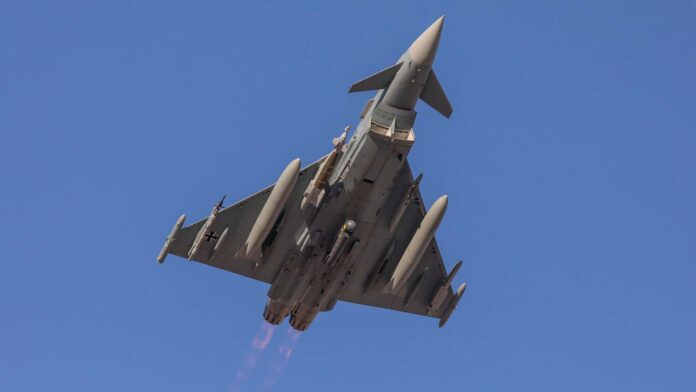 Eurofighter der Luftwaffe mit GBU-48-Bombe und Litening-3-Pod.