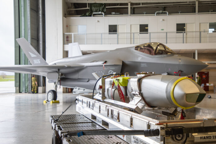 Norwegische F-35A mit Joint Strike Missile.
