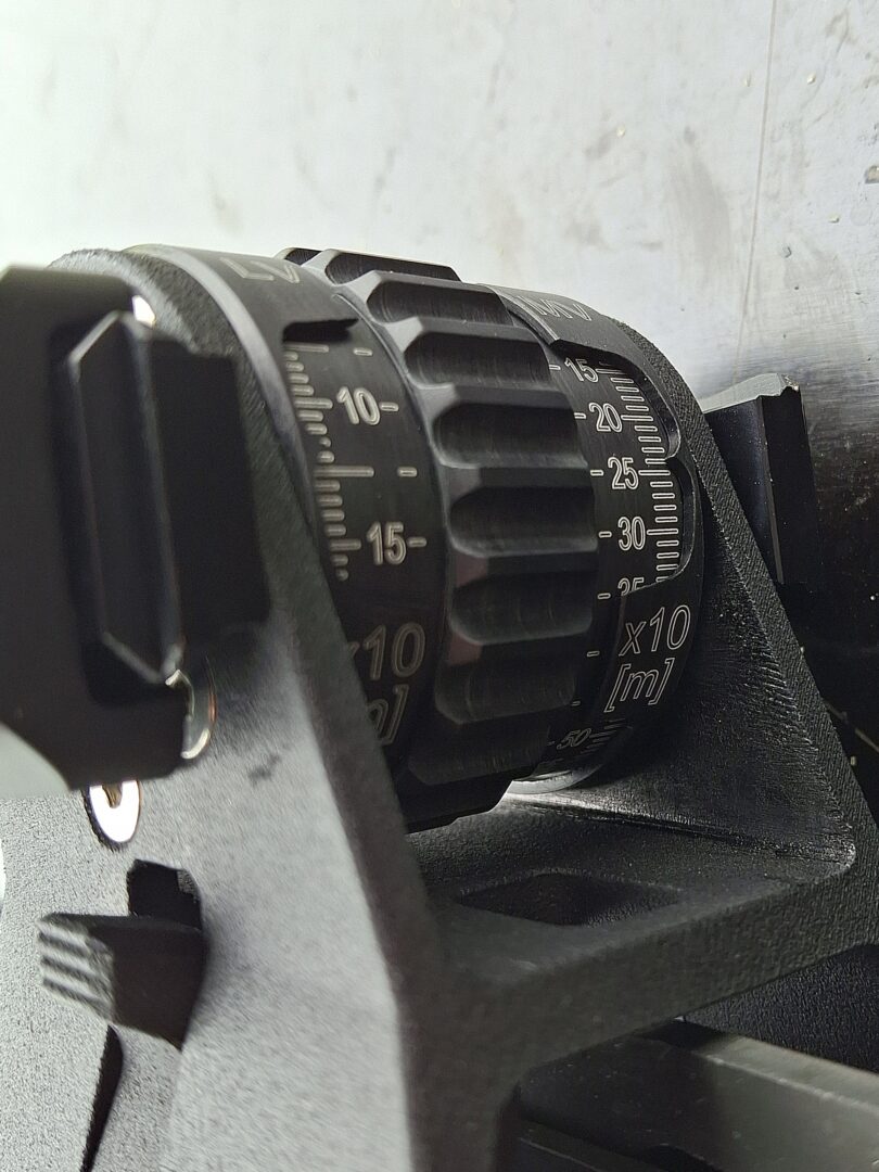 Visiermontage des SSW40 mit ballistischem Kompensator und zwei seitlichen Aufnahmen für Feuerleiteinheiten oder Zieloptiken.