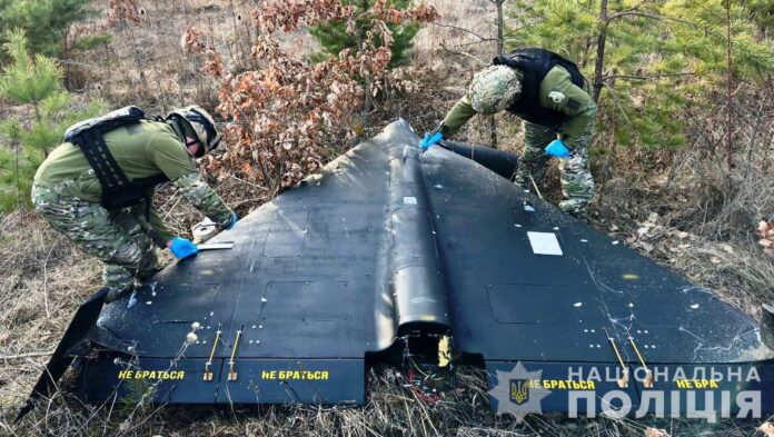 Die Überreste einer abgeschossenen Geran-Einweg-Angriffsdrohne. Dieses Bild vermittelt einen guten Eindruck von der Größe der Munition.