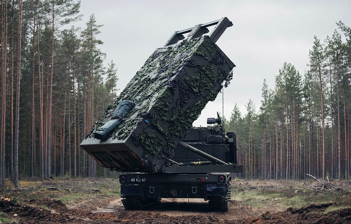 Ein britisches Raketenartilleriesystem M270 MLRS mit ausgefahrenem Werfer bei der Übung Hedgehog 25. Diese Waffensysteme und der geringe Bestand an den Rohrartilleriesystemen Archer stellen derzeit einen Großteil der Wirkfähigkeit der British Army auf weite Distanzen dar, was die Fähigkeit der Streitkräfte zur Bekämpfung und Abschreckung einschränkt.