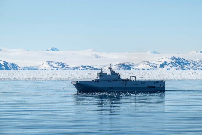 Mistral LHD vor Grönland