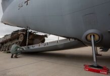 Schützenpanzer Puma bei der Verladung für den Lufttransport in einer A400M.